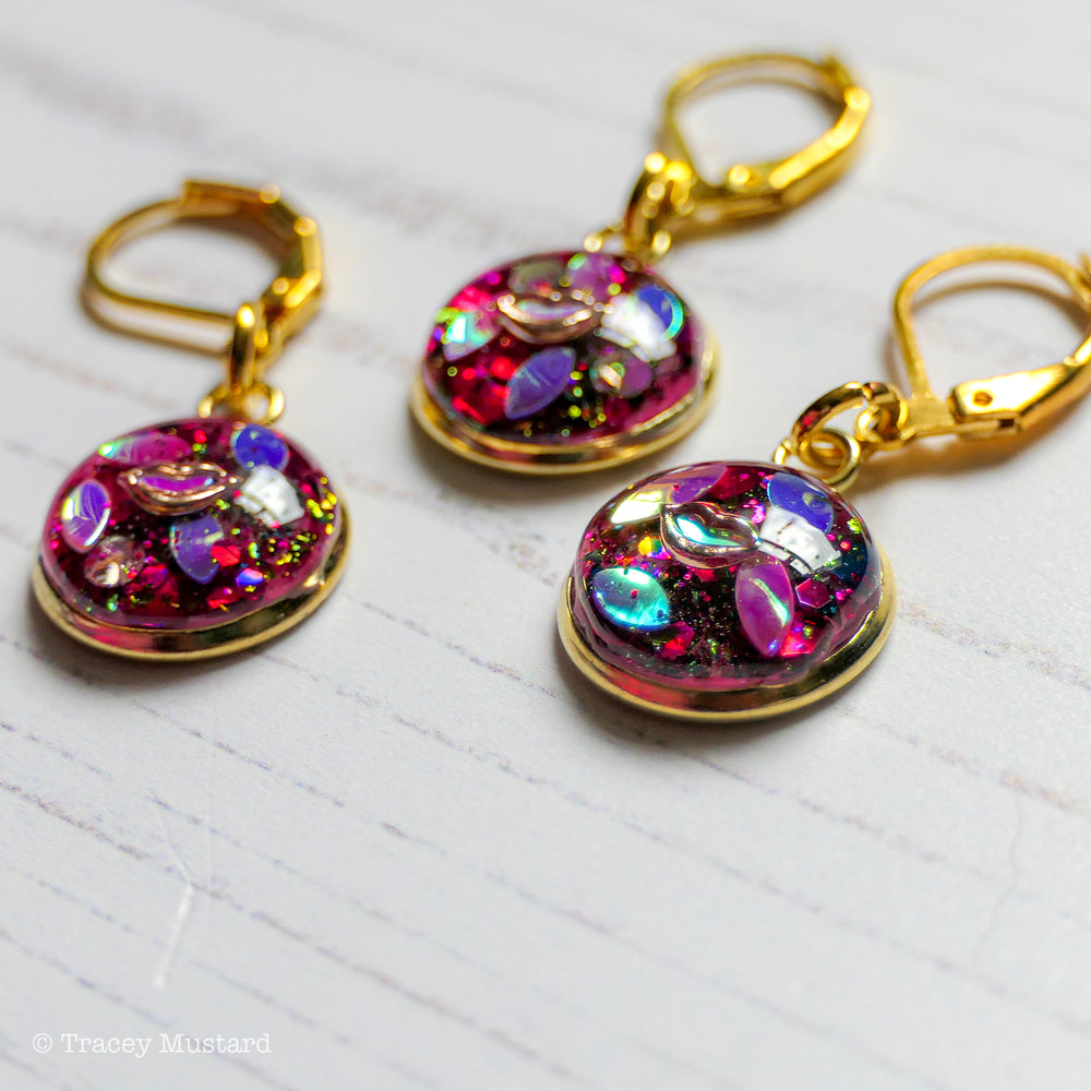 
            
                Load image into Gallery viewer, Lips // Handmade resin stitch markers
            
        